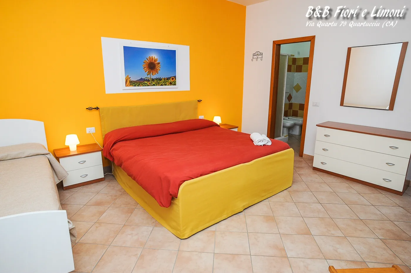 Camera Sole, letto matrimoniale su parete gialla con terzo letto singolo