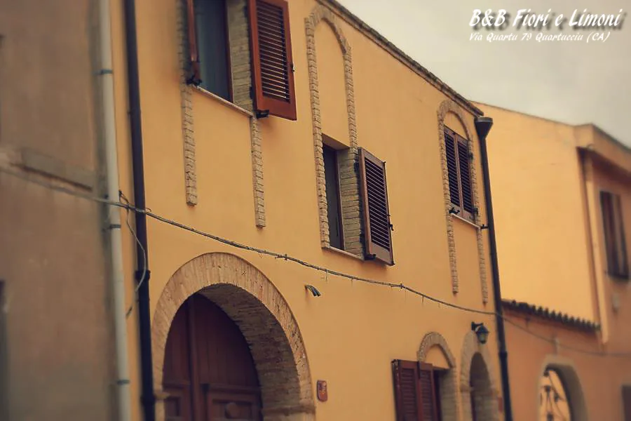 La facciata della casa campidanese