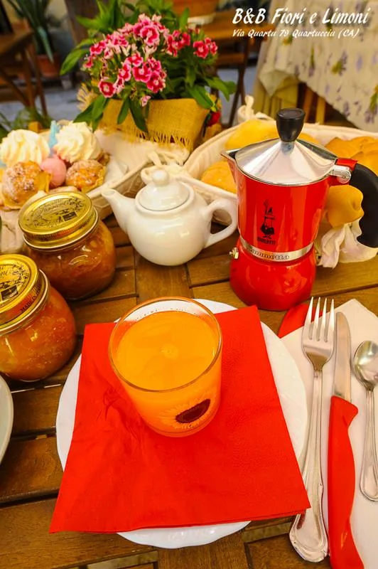 Tavolo della colazione con caffettiera, spremuta e marmellate