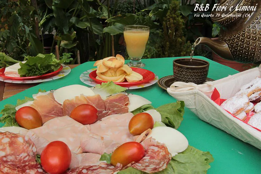 Colazione salata servita in giardino