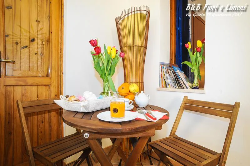 Tavolo apparecchiato per la colazione con tulipani e dolci