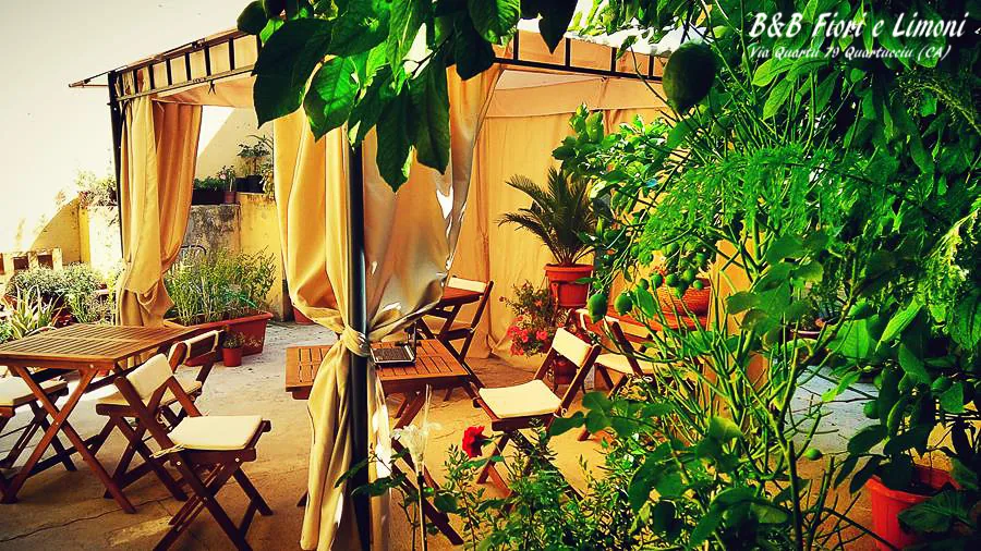 Il cortile illuminato la sera