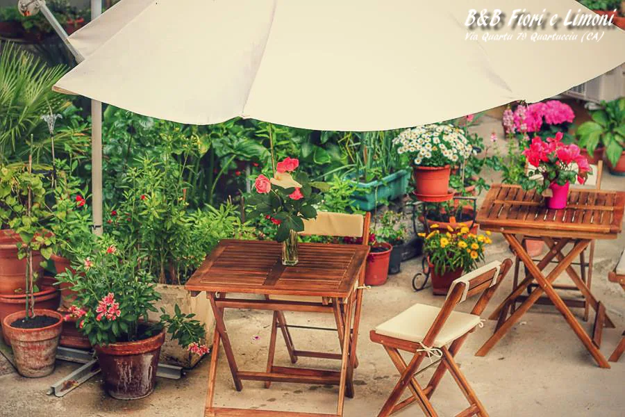 I tavolini del giardino sotto l'ombrellone