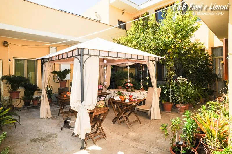 Il cortile giardino del B&B con il gazebo apparecchiato per la colazione